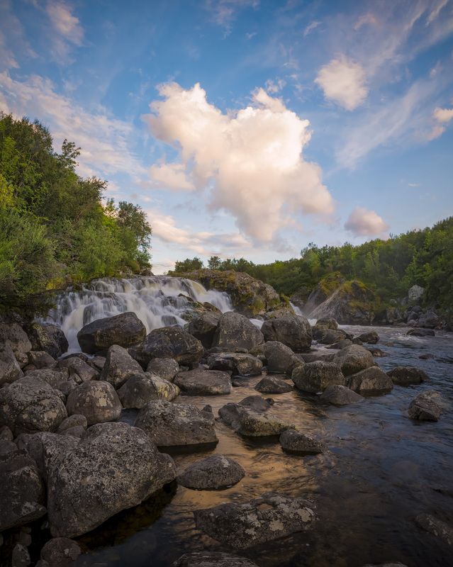 река Средняя . водопад впадает в море фото превью
