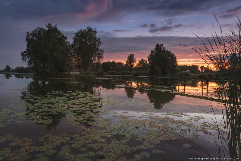 Украина. Старый Солотвин. Домик рыбака на закате фото превью