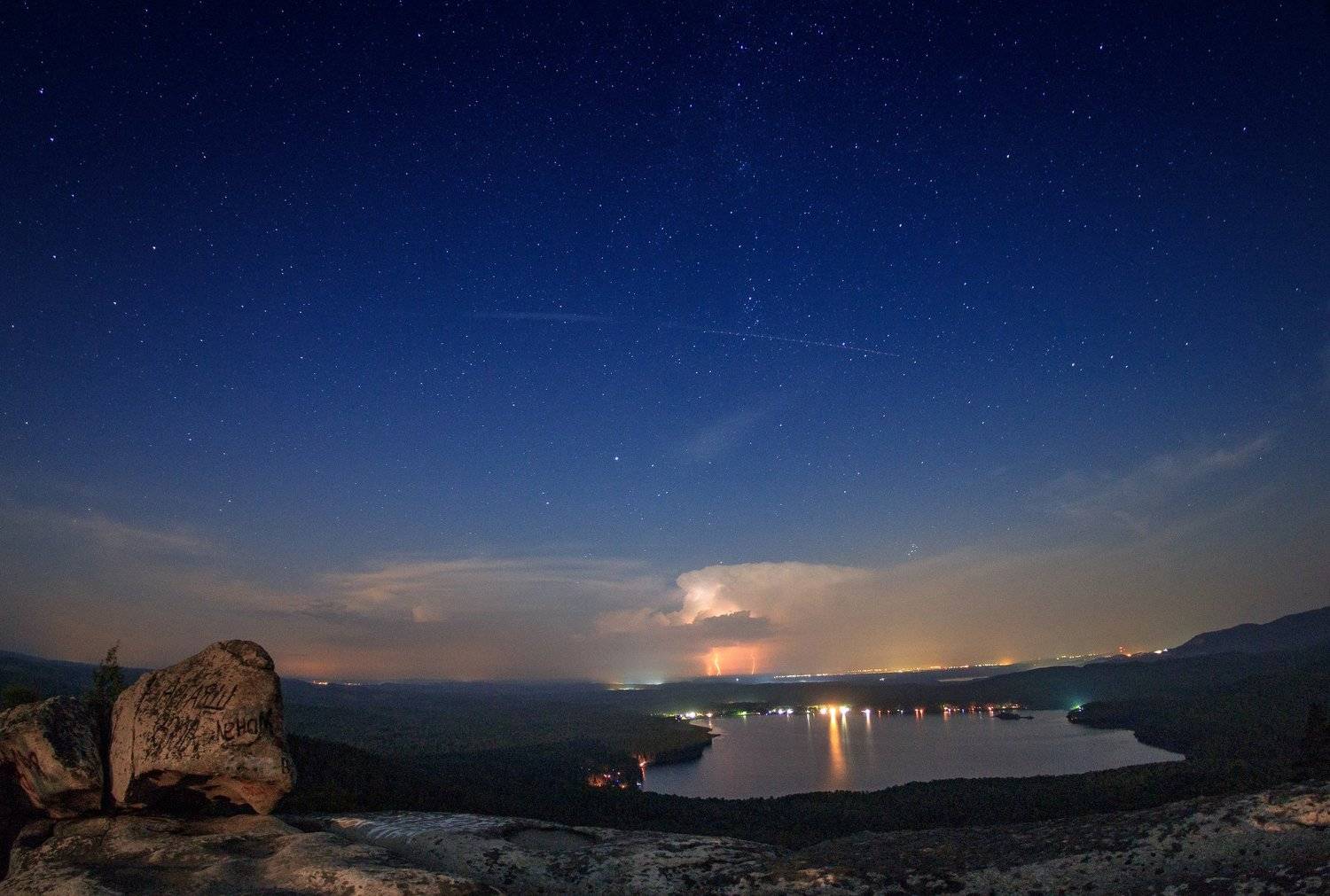 персеид, млечный путь, гороза, молнии, ночной пейзаж, ночь, огни, природа, пейзаж, озеро, вода, пруд, река, скала, камни, камень, шихан, урал, южный урал, аракуль, звезды, небо, метеор, лес, Сергей Гарифуллин
