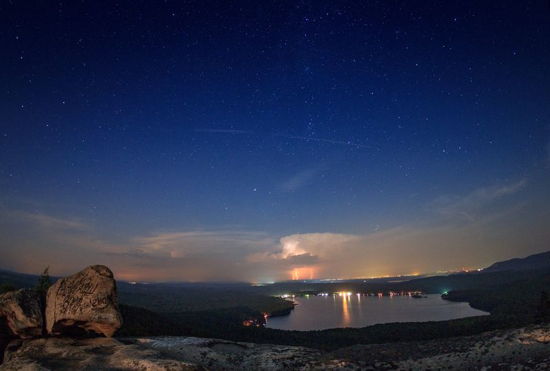 персеид, млечный путь, гороза, молнии, ночной пейзаж, ночь, огни, природа, пейзаж, озеро, вода, пруд, река, скала, камни, камень, шихан, урал, южный урал, аракуль, звезды, небо, метеор, лес Ночное шоу на Аракульском Шихане фото превью