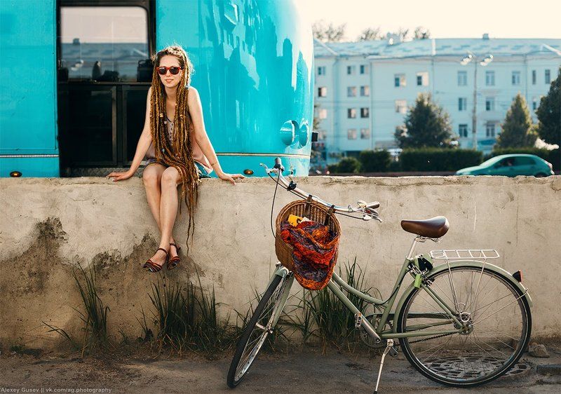 girl,city,street,bike,bicycle,blue,bus,dreadlocks The blue bus is calling us фото превью