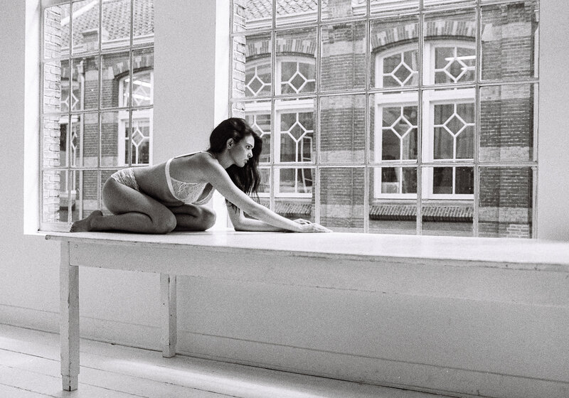 nude, monochrome, blackandwhite, fineart, artistic, window, natural, light, architecture, interior, geometric, minimalist, body, figure, graceful Stillness in White (ZM. 47) фото превью