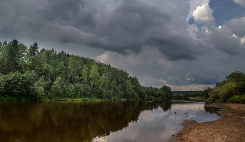 река, речка, тучи, лес., небо Перед грозой. фото превью