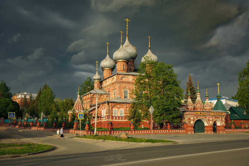 церковь, тучи, улица, люди Тревожное небо фото превью