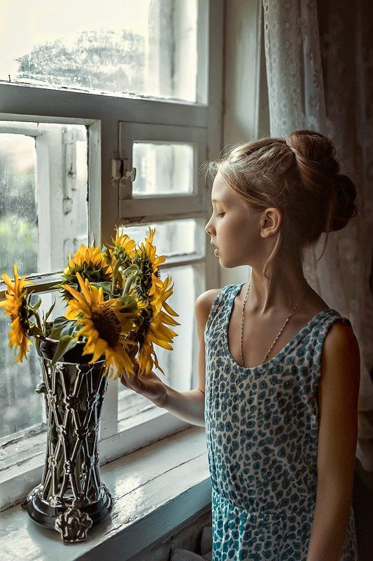 35мм, Взгляд, Девочка, Окно, Подсолнухи, Цветы sunflowers фото превью