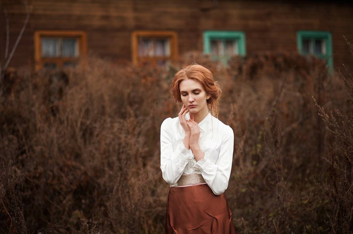 девушка, окна, деревня, осень, красота, Ровдо Яна