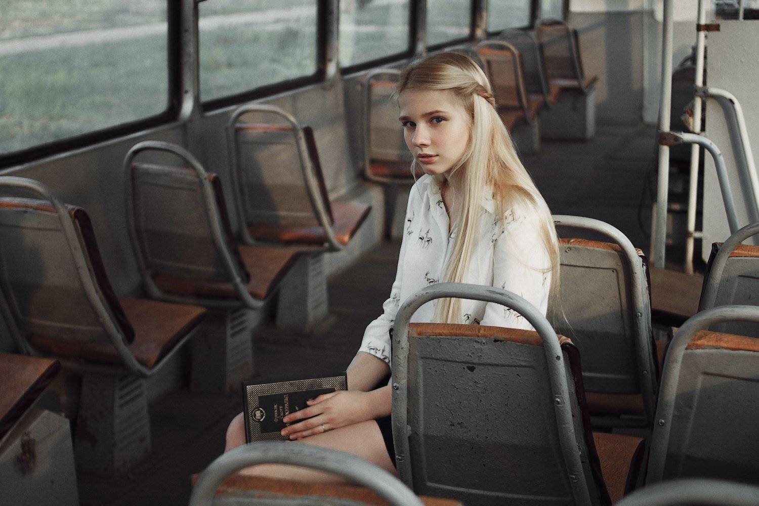 девушка, портрет, книга, трамвай, Иван Копченов