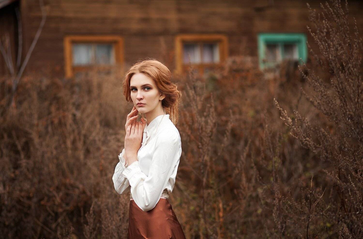 девушка, окна, деревня, осень, красота, Ровдо Яна