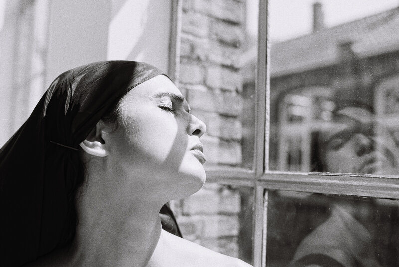portrait, window, monochrome, blackandwhite, contemplative, introspective, profile, feminine, urban, natural, light, shadow, contrast, mood, emotion Where Windows Hold the Weight of Dreaming (ZM. 51) фото превью