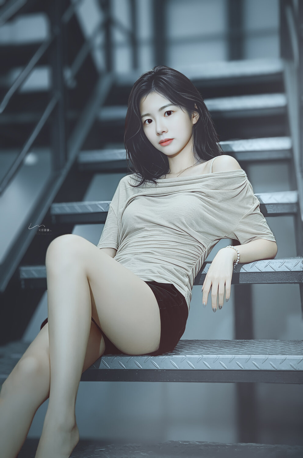 楼梯上的少女, 吴 微雨墨烟鸿