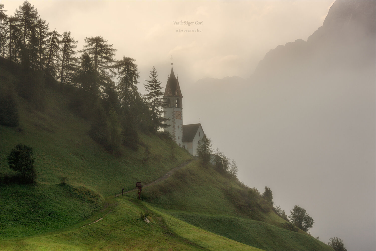 Атмосферное утро в Толпей. Автор: Гори Василий доломитовые альпы, tolpei, деревня, лето, италия, alps, церквушка, santa barbara, morning, туман, colors, аlpine church, Гори Василий