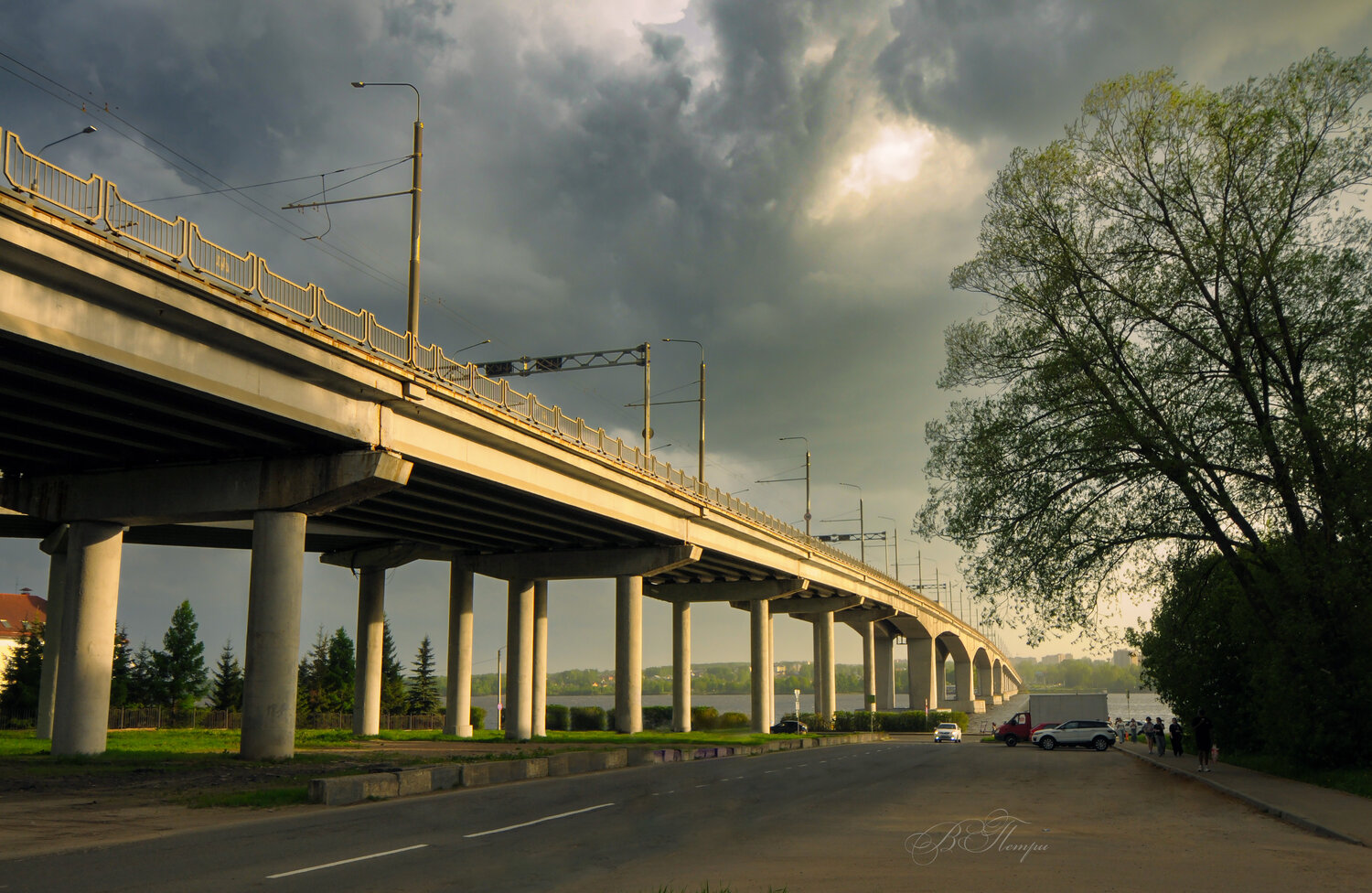 Мост. Автор: Вера Петри мост, тучи, люди, машины, Вера Петри