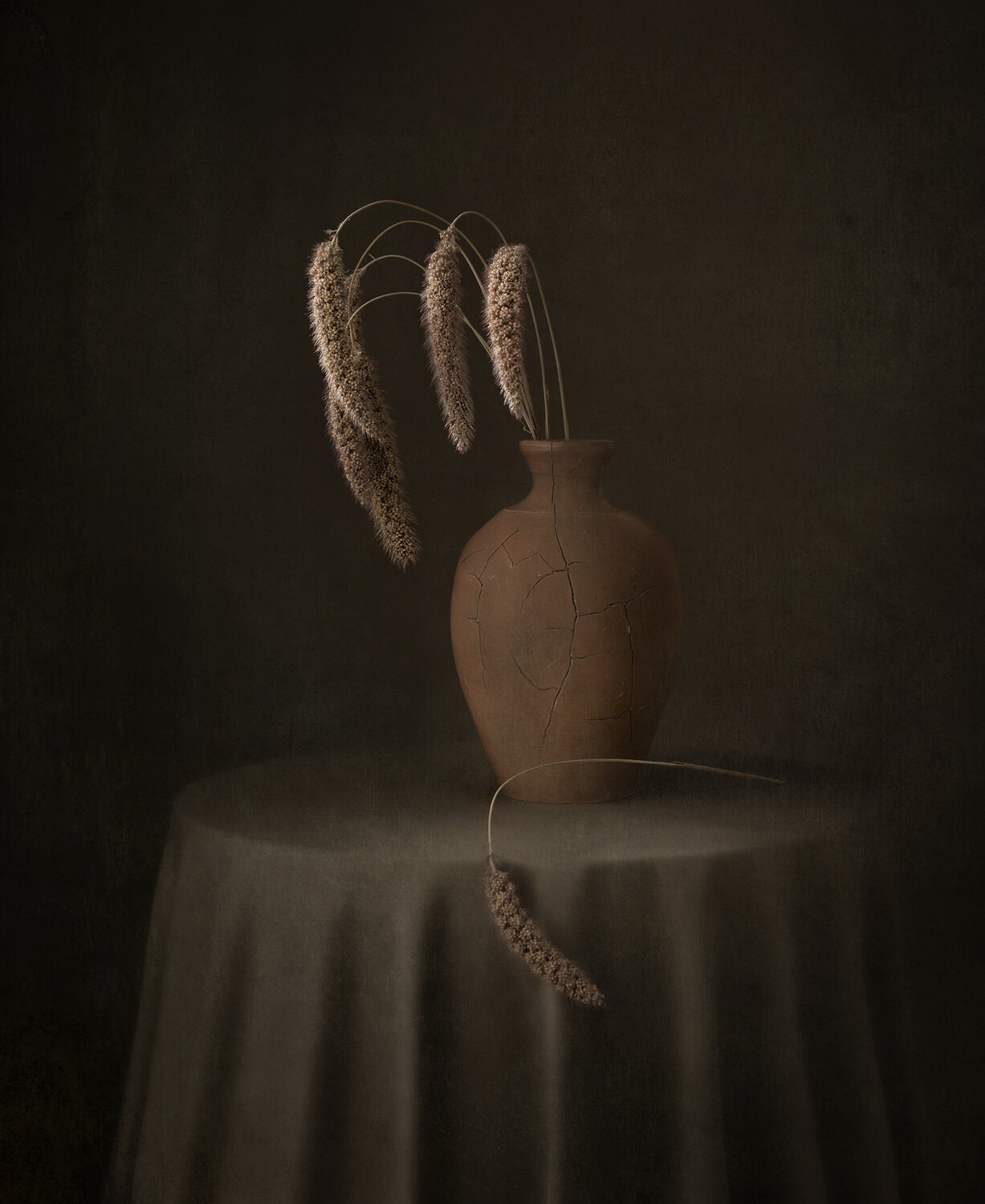 Lonely. Автор: Maria Margareth Perfoncio Still life, lonely, vase, broken, light, texture, Maria Margareth Perfoncio