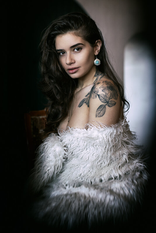 portrait, woman, tattoo, ink, feathers, elegant, fashion, shoulder, beauty, natural, light, window, artistic, fineart, feminine Ink and Elegance (1) фото превью
