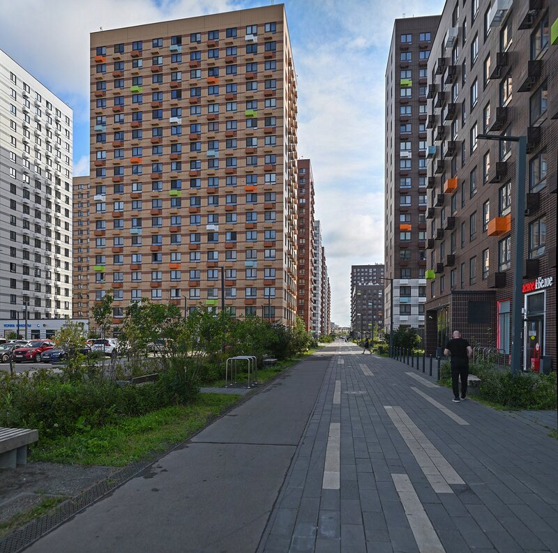 Высокие дома и широкие тротуары в Новой Москве фото превью
