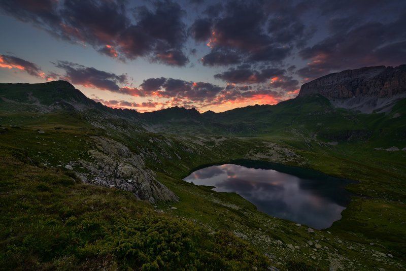 Зеркало горного озера фото превью