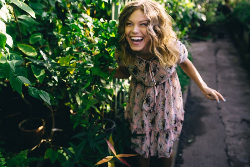 сад, огород, цветы, растения, солнце, закат, радость, эмоции, девушка в саду, радоваться, веселится, гулять, цветы, настроение, позитив В солнечном саду фото превью