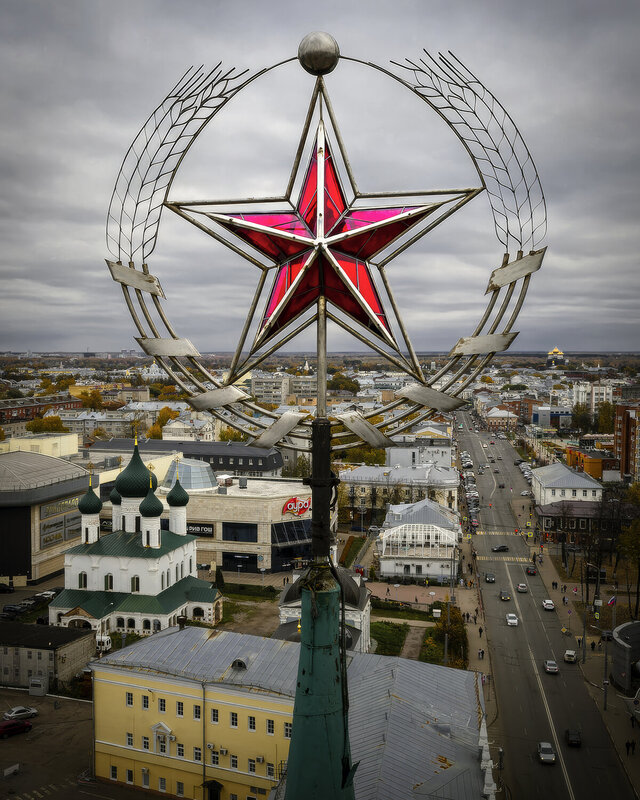 ярославль, вознеенские казары, дронозвезды, вид сверху Звезда на шпиле Вознесенских казарм. Ярославль. фото превью