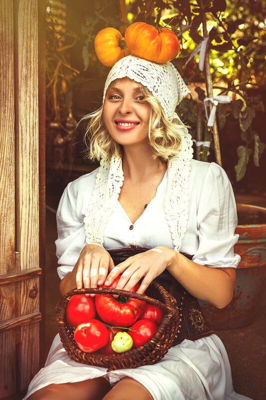 woman, portrait, art A little sunshine, a little soil, and a whole lot of tomato magic фото превью