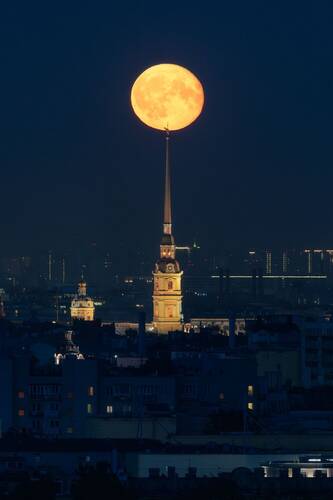 Восход Луны над Петропавловским собором