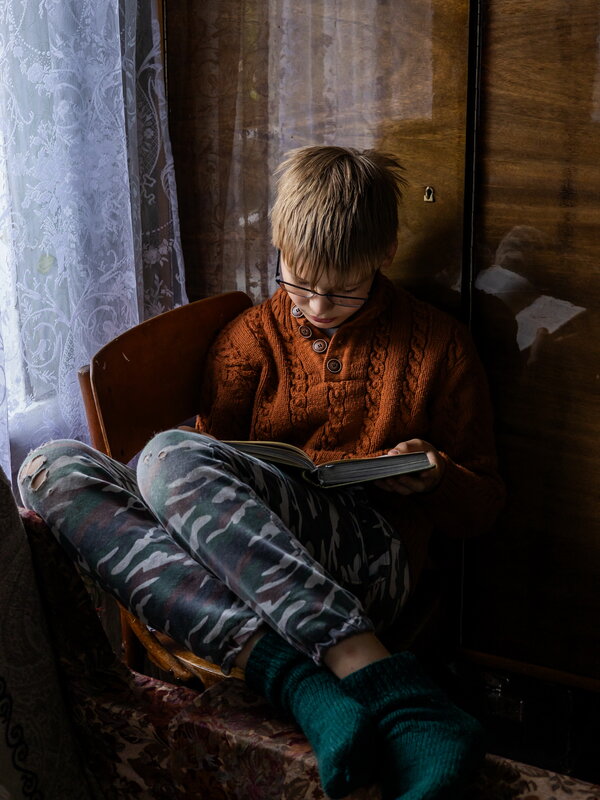 мальчик, книга Читающий фото превью