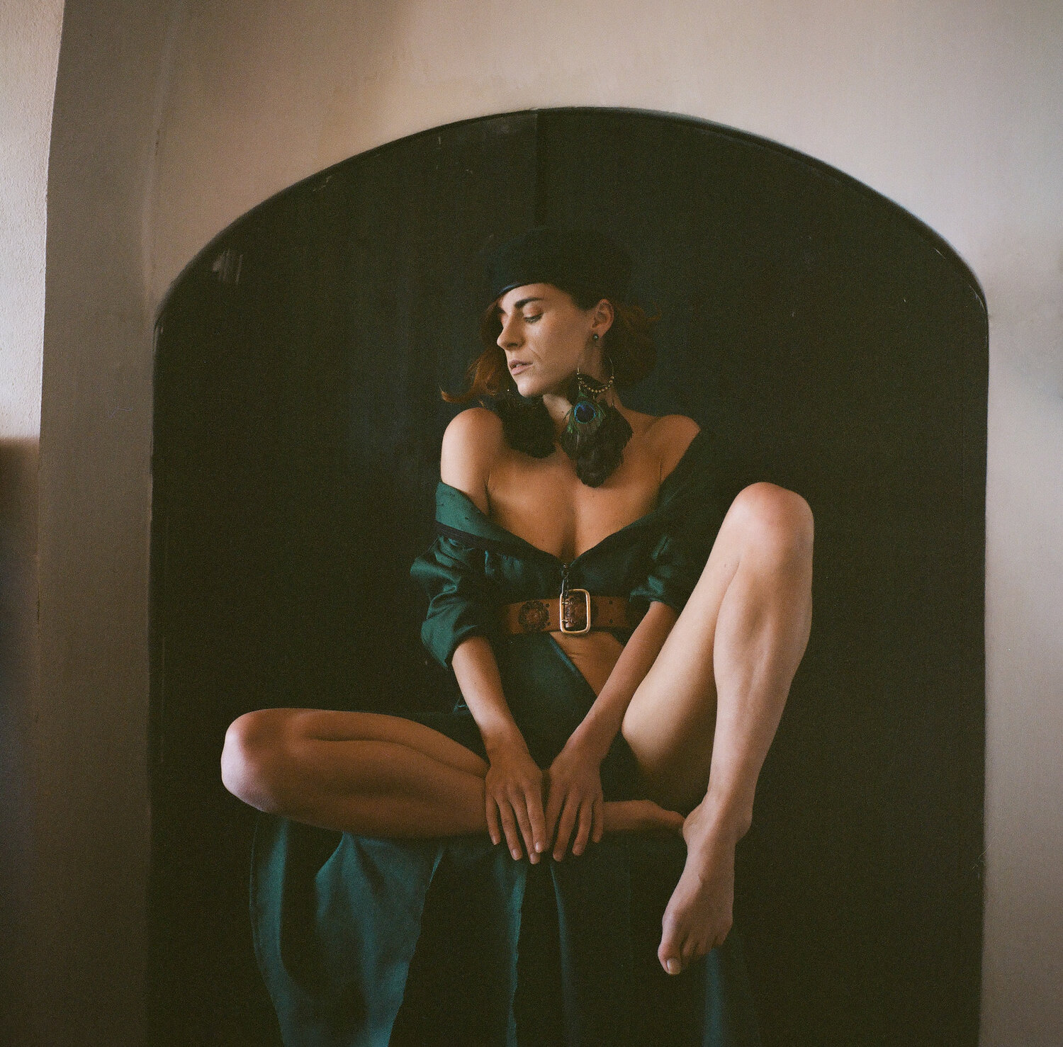 Arch and Gesture (IW. 14). Автор: Rozman Erik portrait, fashion, architectural, arch, alcove, vintage, film, analog, feminine, elegant, contemplative, shadow, light, natural, warmth, Rozman Erik