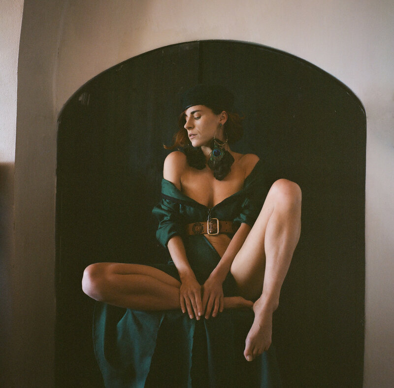 portrait, fashion, architectural, arch, alcove, vintage, film, analog, feminine, elegant, contemplative, shadow, light, natural, warmth Arch and Gesture (IW. 14) фото превью