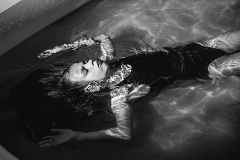 Adeline in a pool фото превью