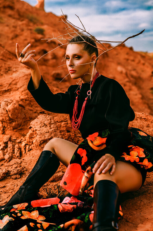 woman, portrait, fashion Red earth. Black silk. Untamed spirit фото превью
