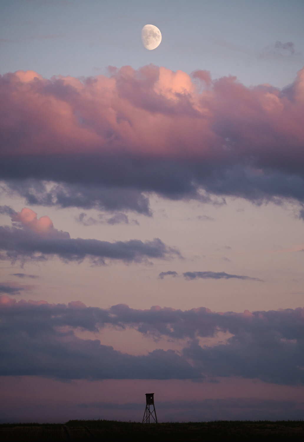 Under the moon. Автор: Slavomír Gajdoš czech, minimalism, dream, moon, summer, vibe, clouds, Slavomír Gajdoš