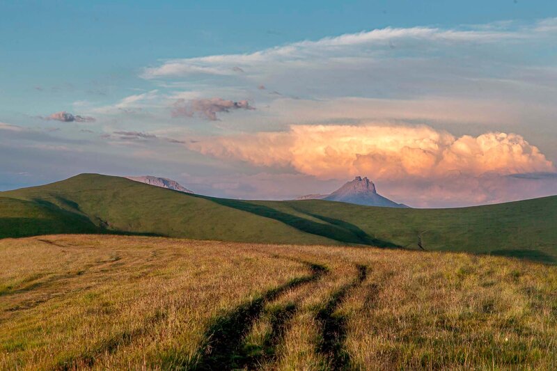 Тёплые краски вечера на плато Канжол. фото превью