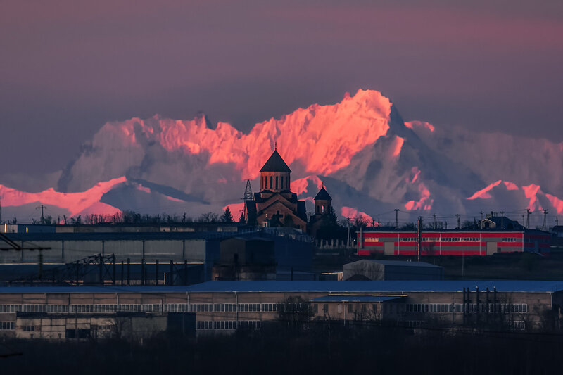 кавказ, кавказские минеральные воды, кмв, горы, рассвет в горах, храм, армянская церковь, аац, георгиевск, главный кавказский хребет, дыхтау, кавказский хребет, 600 мм Озарённые вершины фото превью