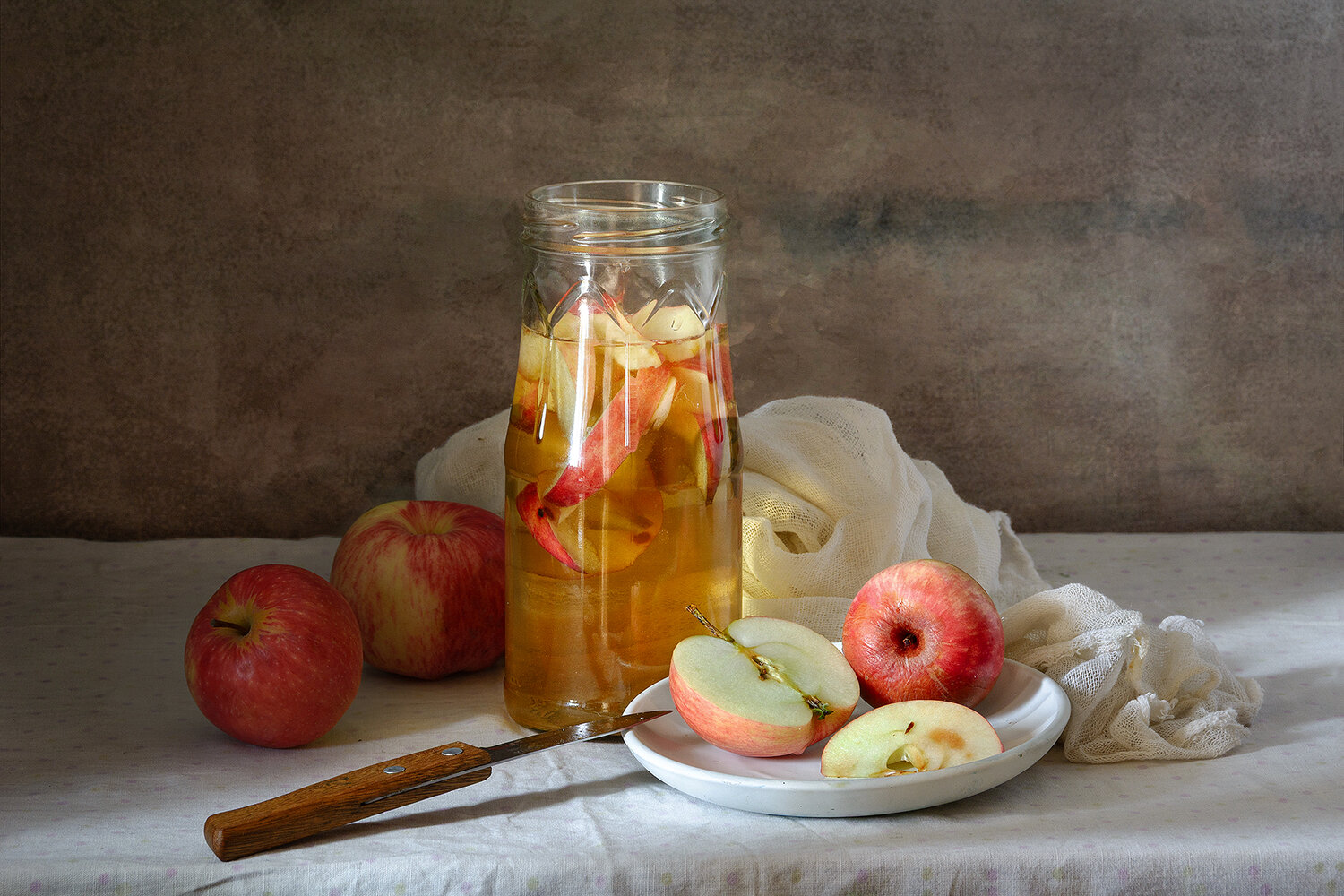 яблоки, бутылка, блюдце, нож, тряпка, Алексей Бычков