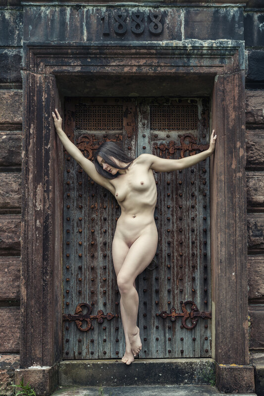 liminal space, fine art, female nude, figurative nude, threshold, art nude, conceptual photography, weathered door, sandstone portal, classical pose, quiet introspection, poetic sensuality, crucifix pose, body landscape, decayed architecture, rusted iron Limen фото превью