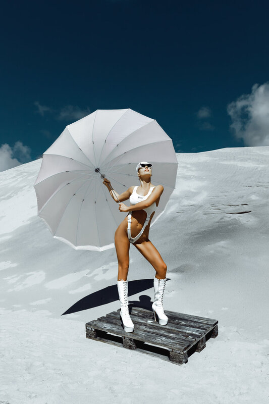 woman, portrait, fashion, conceptual Under the umbrella, the desert dreams фото превью