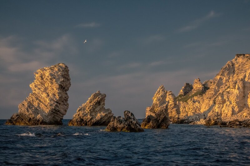 Скалы Джангуля на закате фото превью