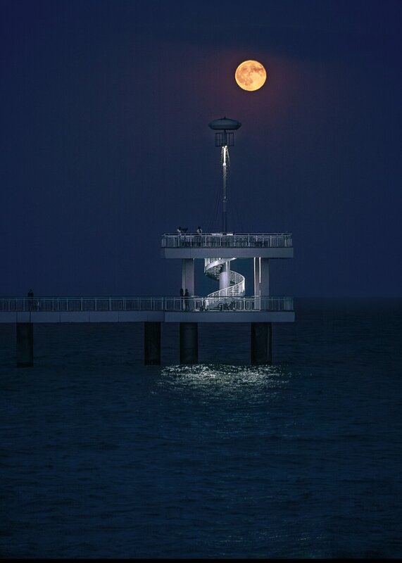 Full Moon Over the Bridge фото превью
