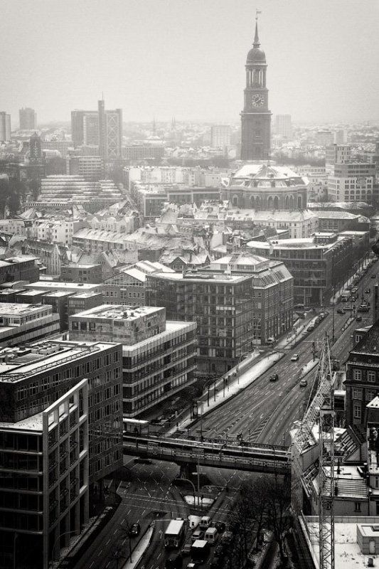 автомобиль, архитектура, гамбург, германия, город, дом, дорога, здание, зима, крыша, мост, ратуша, снег, улица, центр Пасмурный город фото превью