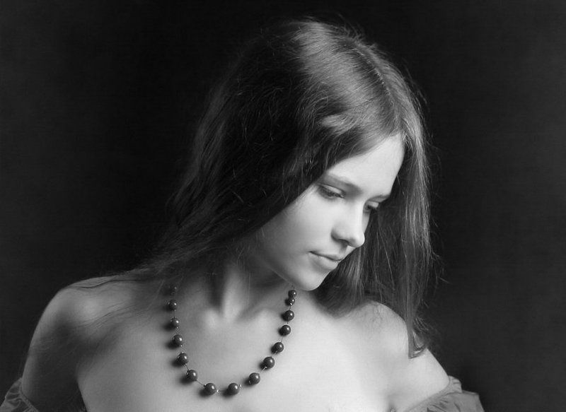 девушка,портрет бусики фото превью