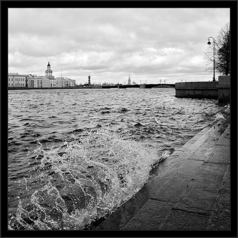 Черно-белая пейзажная зарисовка про красивый, но суровый и северный Петербург фото превью