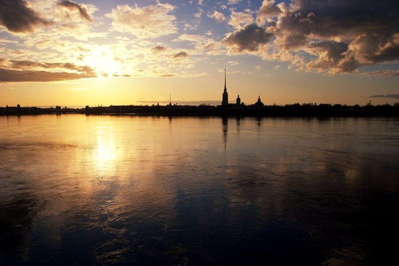 вечер, горизонт, город, закат, здание, крепость, небо, нева, облако, отражение, петропавловская крепость, река, россия, санкт-петербург, силуэт, улица, dyadyavasya Классическая линия горизонта фото превью