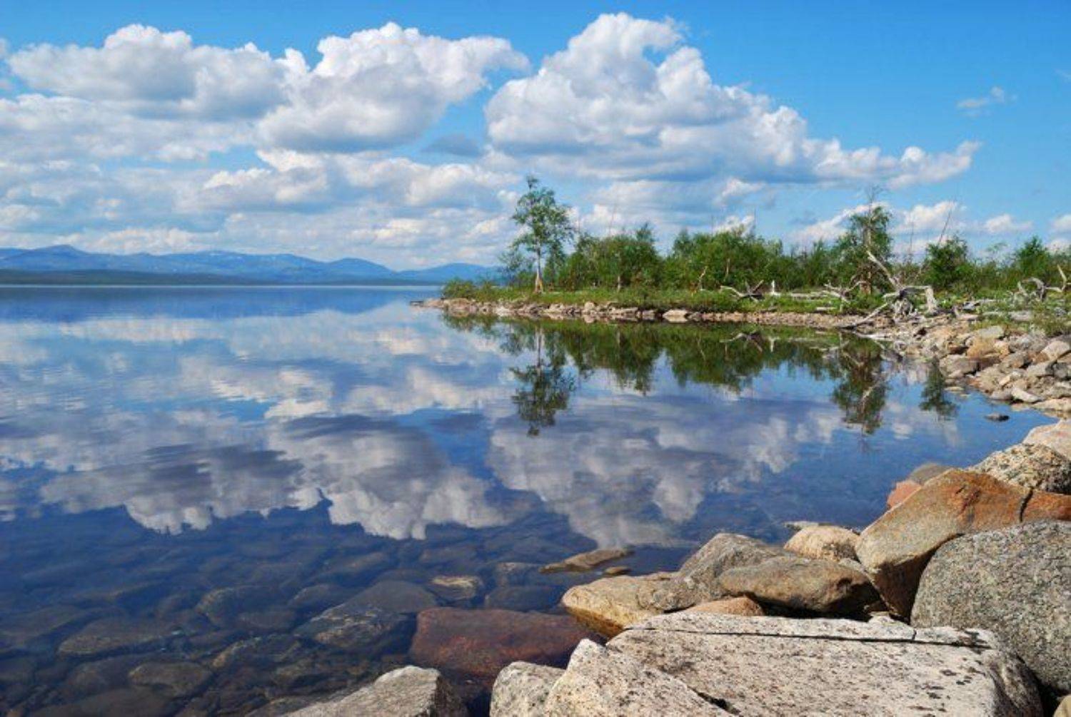 озеро, отражение, пейзаж, прозрачная, побережье,берег, вода, водоем,  день, камни, кустарник, лето, небо, природа, штиль,лес, облака, Valeriy_Al