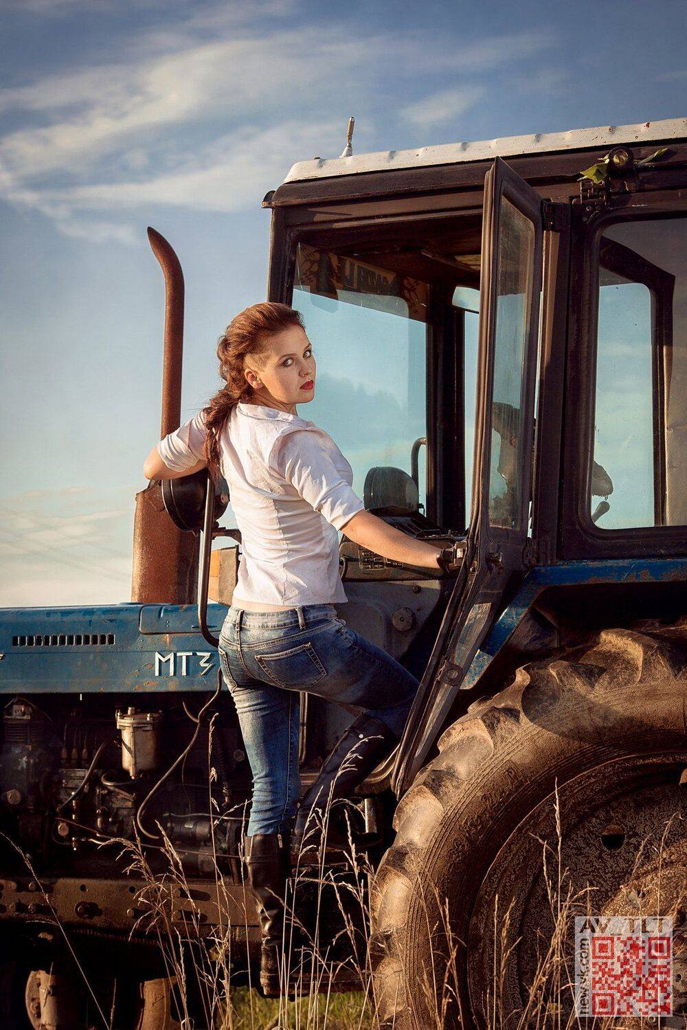 девушка,трактор,поле,закат, Сухарь Александр