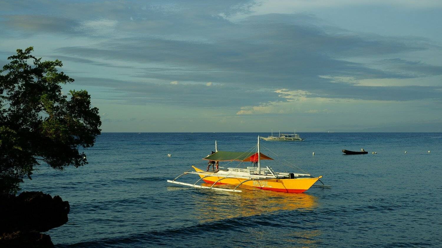 asia,philippines,bohol,sea,seascape,wave,tree,boat,sightseeing,yellow,horizontal,sky,cloud,boats,travel,, Shin