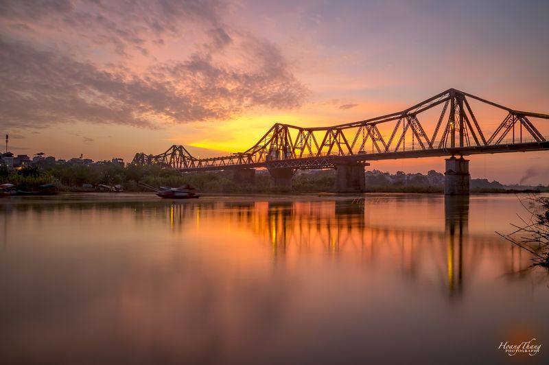 sun, bridge  sun goes down on the Long Biên bridge  фото превью