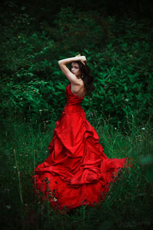 алое платье  королева корона девушка   фото превью