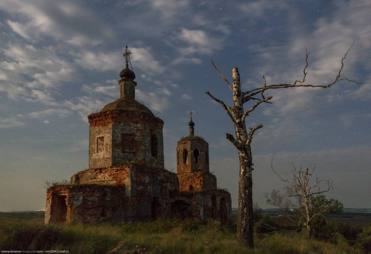 церковь, татарстан, россия, луна, дерево, береза, свет, облака, синий, красный, кирпич, романов, ночь, силуэт, ветвь, дерево, деревья, россия, поле, деревня, Валерий Романов