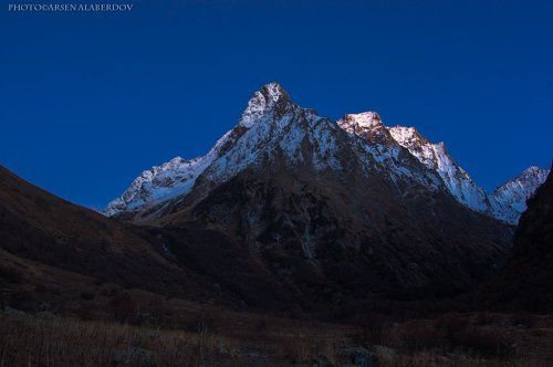 НА ГОРЫ ОПУСКАЕТСЯ НОЧЬ
