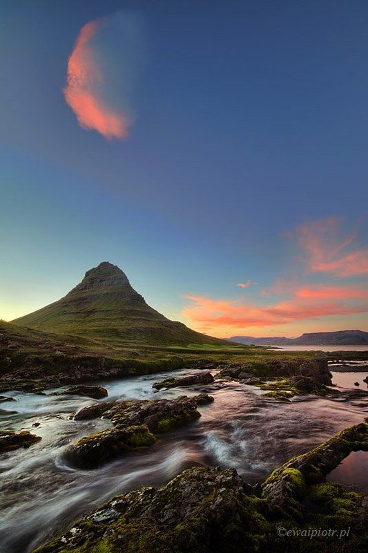 Iceland, Kirkjufell, sunset Pink cloud over Kirkjufell фото превью