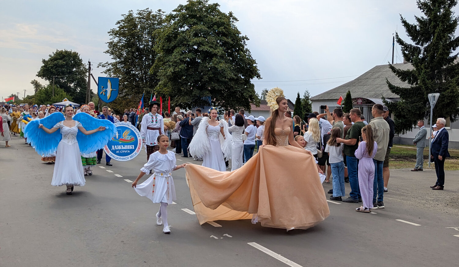 шествие, дожинки, струга, столинский район, беларусь, праздник урожая, костюмированный парад, сценический костюм, крылья ангела, репортаж, уличная фотография, зрители, фестиваль, народные традиции, Никита Кизевич